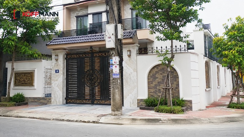 cach hoa giai phong thuy cot dien truoc cong nha hieu qua