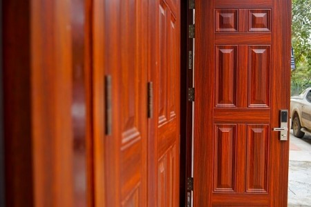 Dùng cửa thép vân gỗ có bị gỉ không?