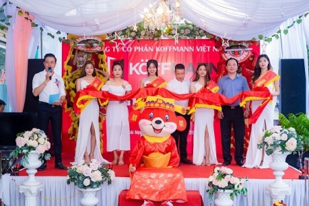Tưng bừng khai trương đại lý cửa thép vân gỗ Bùi Quyết - Thái Nguyên