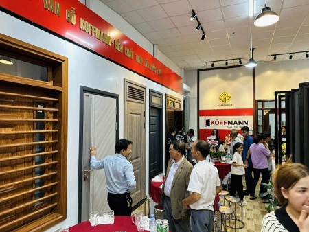 Koffmann Việt Kiên Lâm Đồng chính thức khai truong showroom cửa thép vân gỗ