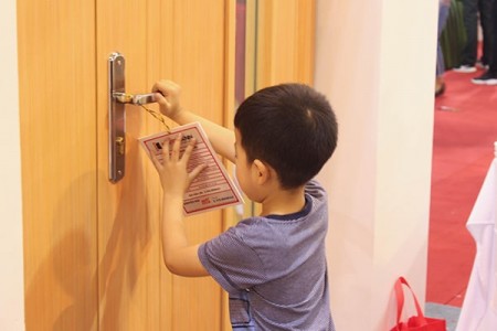 Các loại khóa cửa phòng ngủ thép vân gỗ đẹp và thông dụng