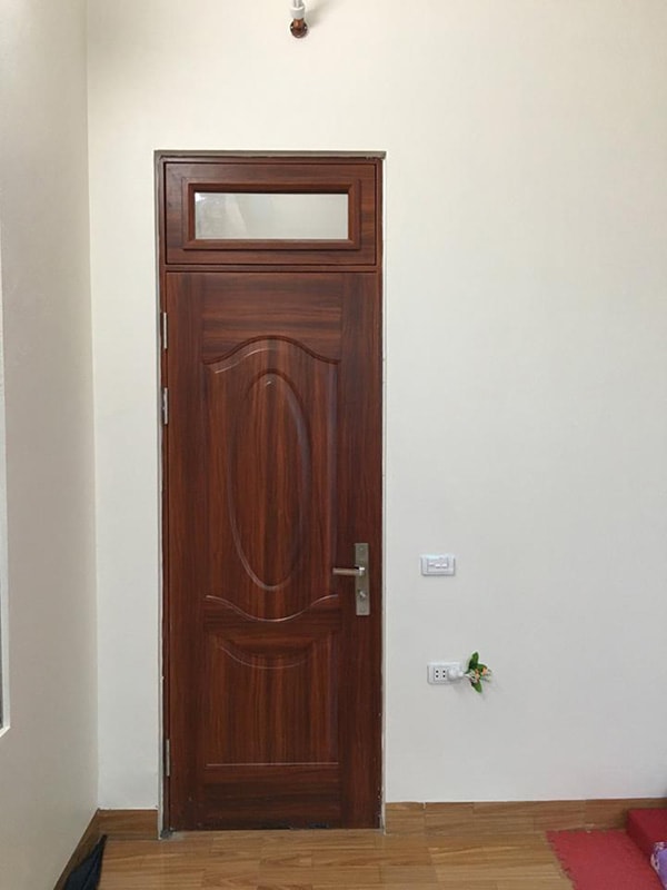 Mẫu cửa thông phòng đẹp, sang trọng với cửa thép vân gỗ