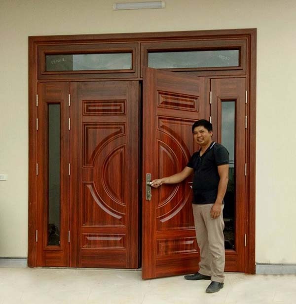 Lắp đặt thực tế cửa thép vân gỗ tại Hòa Bình