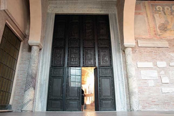 Top 10 cánh cửa cổ kính, lâu đời nhất thế giới